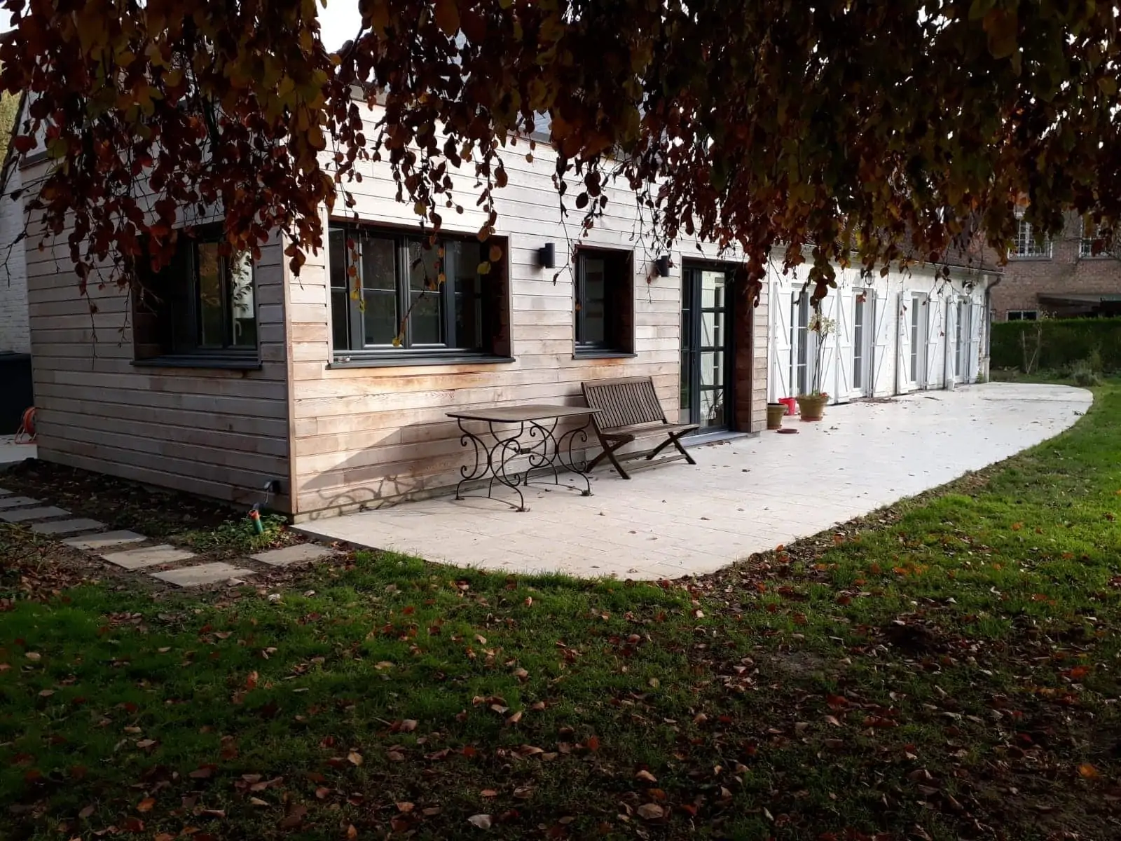 accès entre le parking et le jardin le long de cette extension en ossature bois