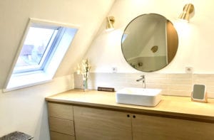 salle de bain avec meuble vasque sur mesure, vasque posée et miroir doré