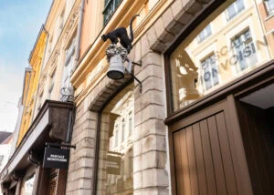 Photographie après une rénovation et des travaux d'aménagement d'une bijouterie à Lille, rue des chats Bossues